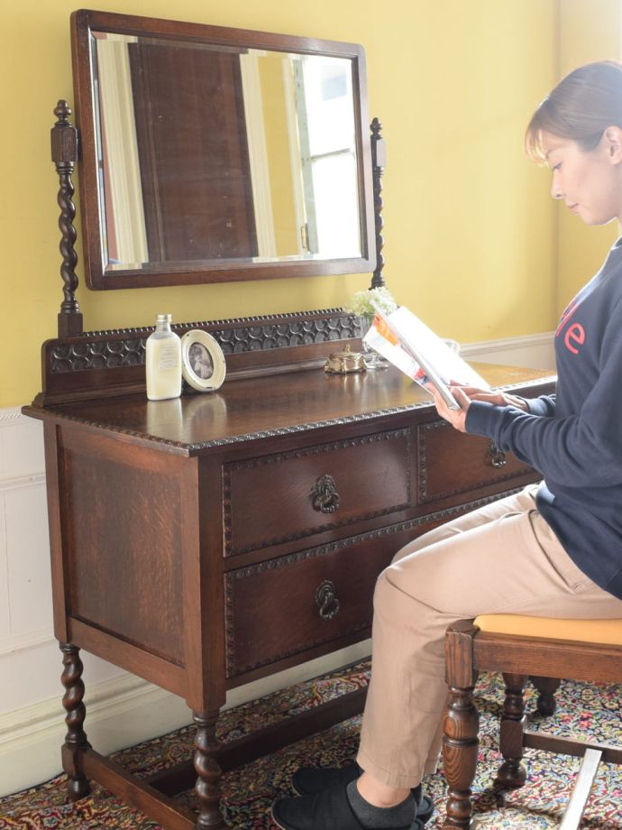 便利に使えるアンティークのドレッサー