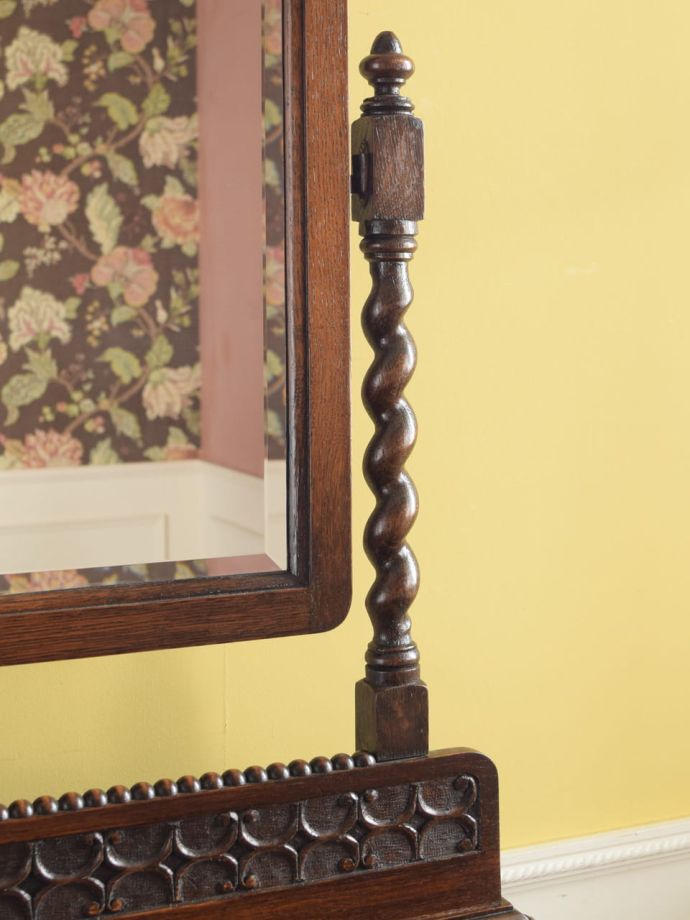 アンティーク家具らしい装飾