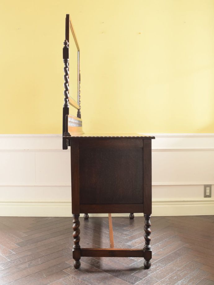 ドレッサーの側面