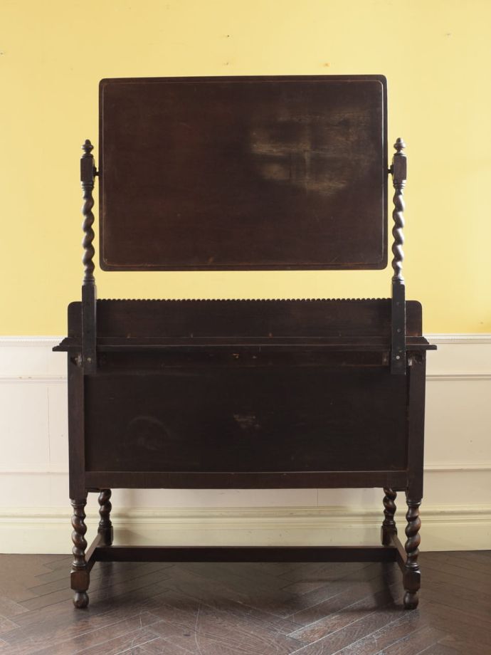 ドレッサーの後ろ姿