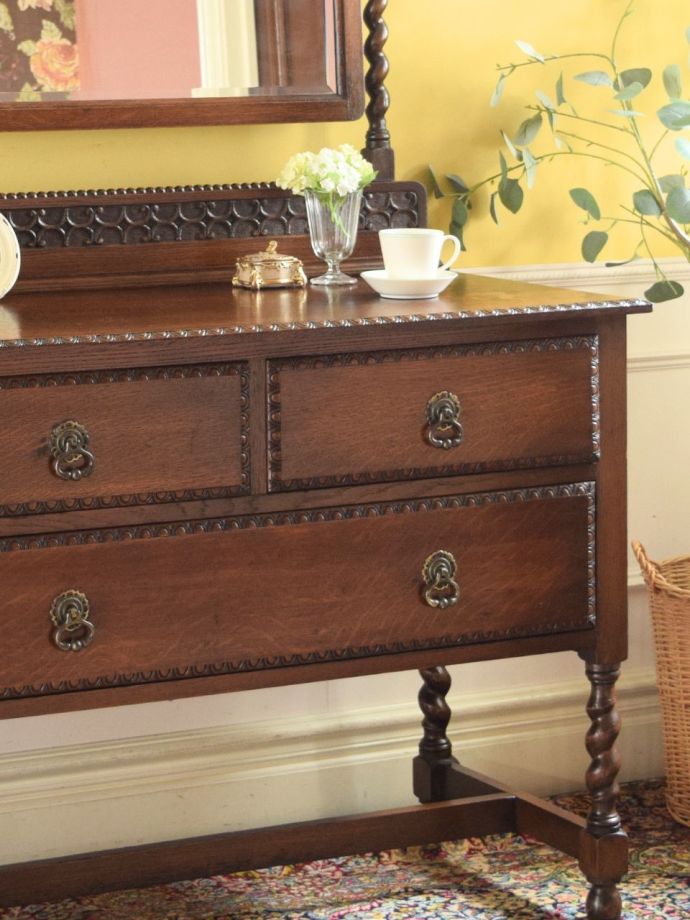 ドレッサーの美しい杢目