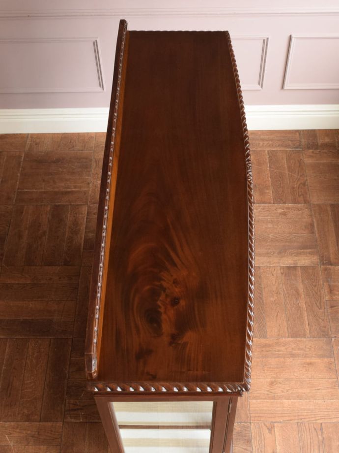 アンティークキャビネットの天板