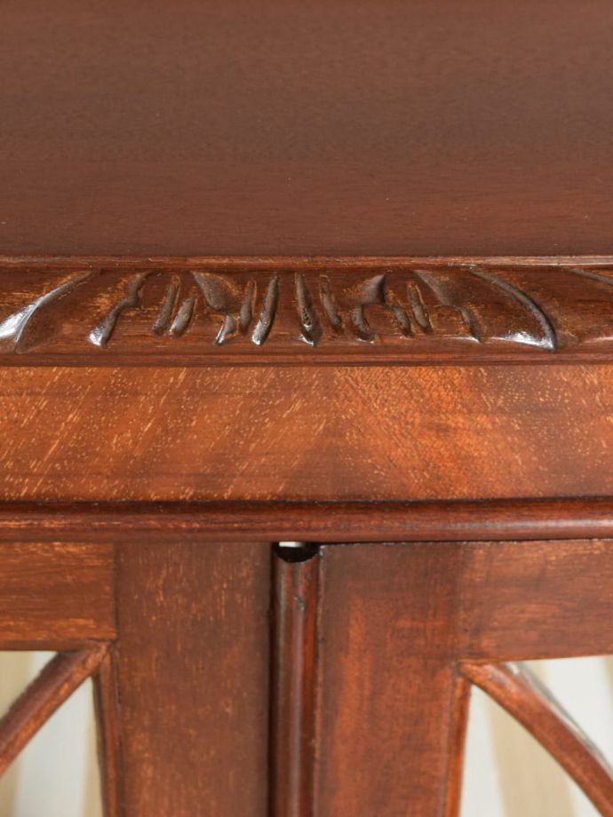 英国アンティーク家具らしい彫