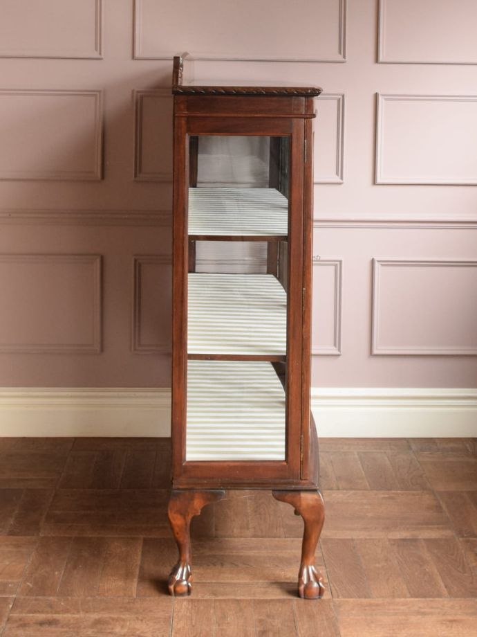 キャビネットの側面