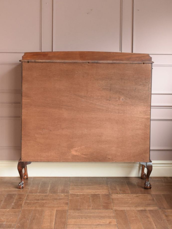 キャビネットの後ろ姿