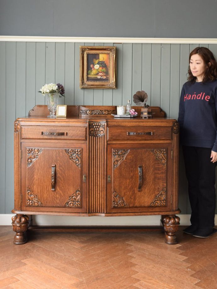 英国アンティークのサイドボード