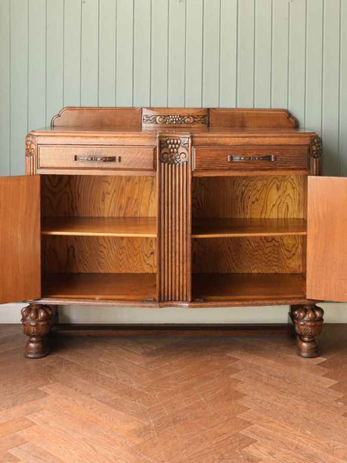 アンティークキャビネットの扉の中