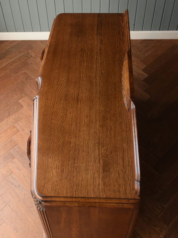 アンティークのサイドボードの天板