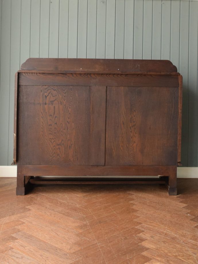 キャビネットの後ろ姿