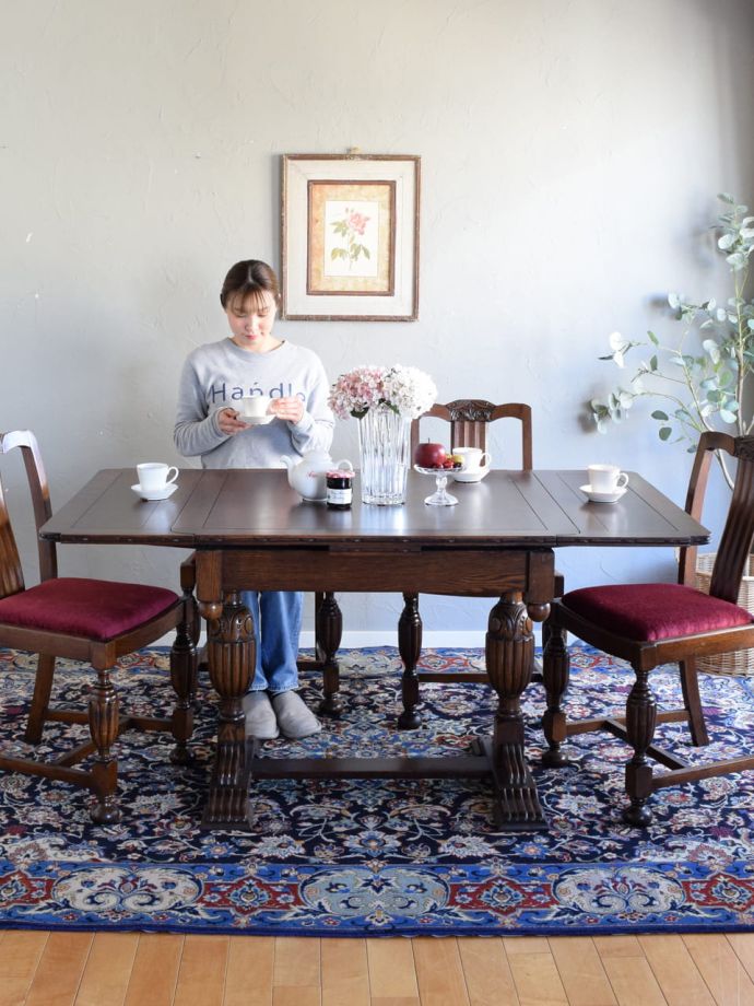 アンティークの伸長式ダイニングテーブル