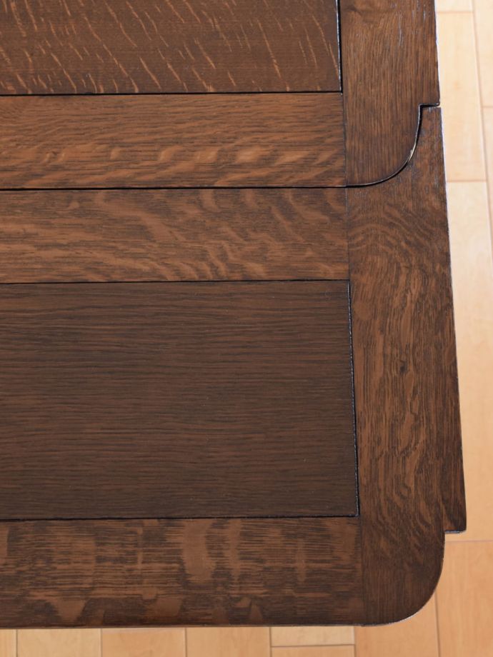 アンティークテーブルの木目