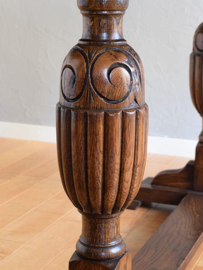 アンティークテーブルの彫