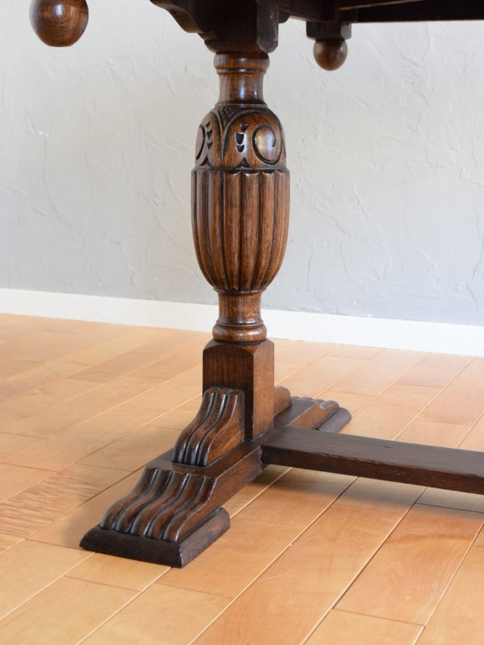 アンティークテーブルの脚