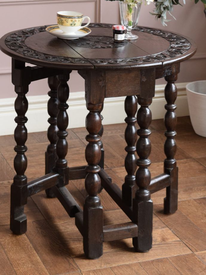 おしゃれなアンティークの伸長式テーブル