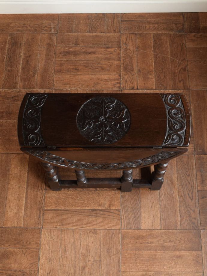 コンパクトなゲートレッグテーブル