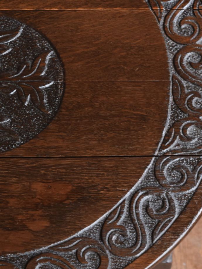 アンティークテーブルの美しい木目