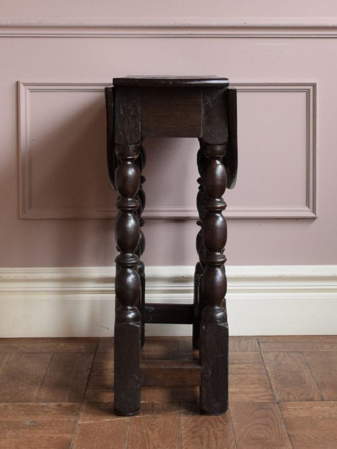 ゲートレッグテーブルの側面