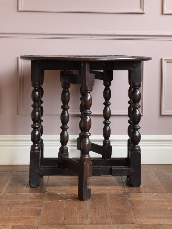 ゲートレッグテーブルの横顔