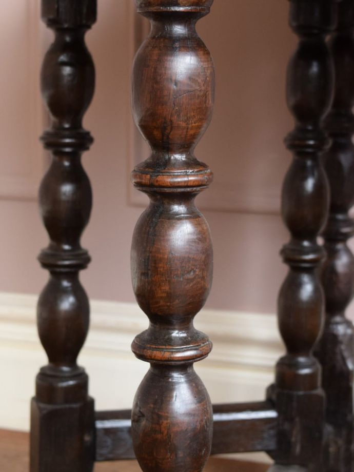 英国アンティーク家具らしい装飾