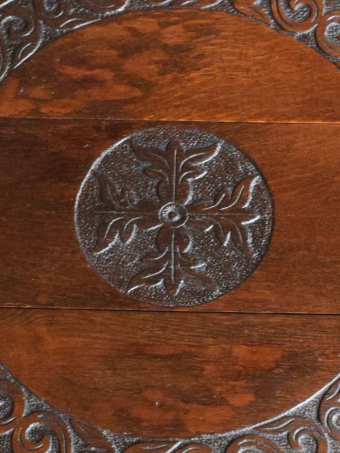 アンティークテーブルの装飾