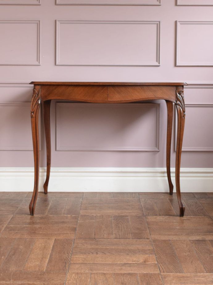 アンティークデスクの後ろ姿