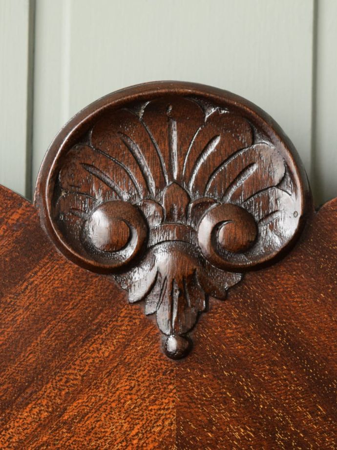 英国アンティーク家具らしい彫