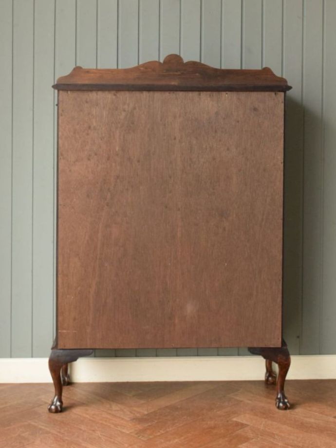 キャビネットの後ろ姿