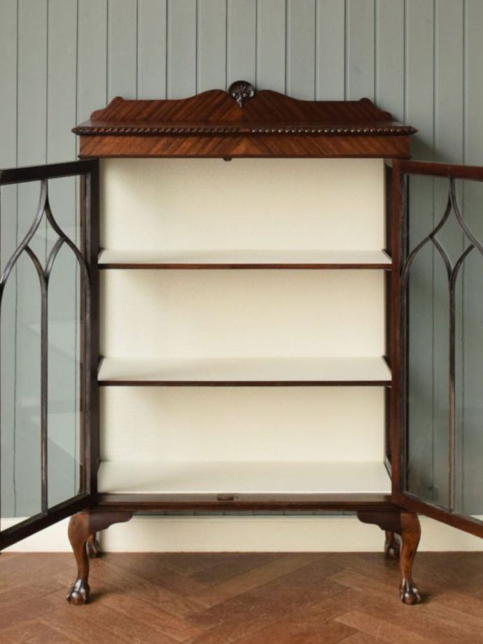 ガラスキャビネットの扉の中