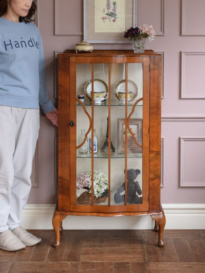 英国アンティークのガラスキャビネット