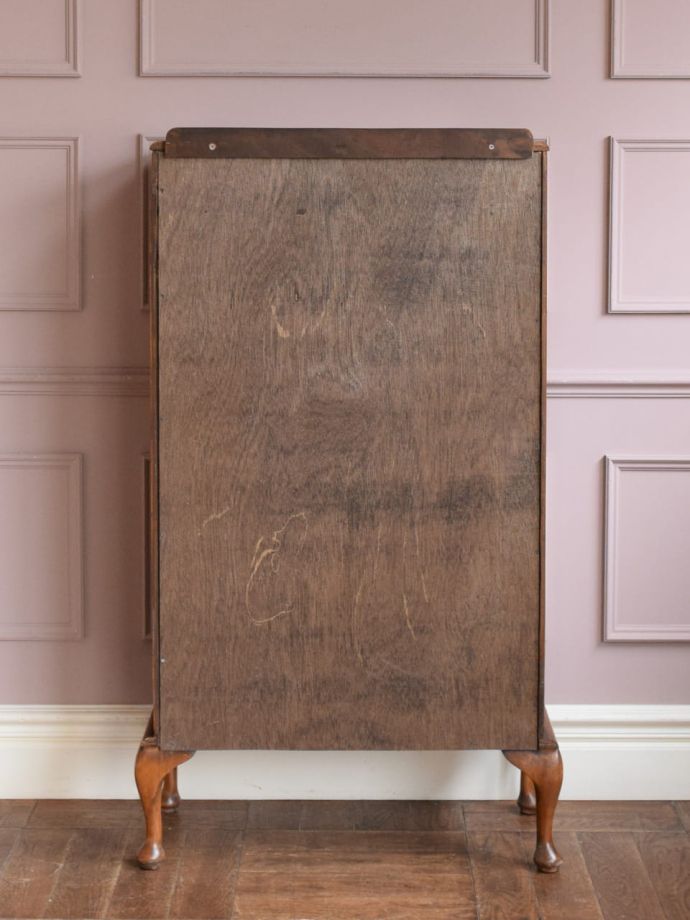 キャビネットの後ろ姿