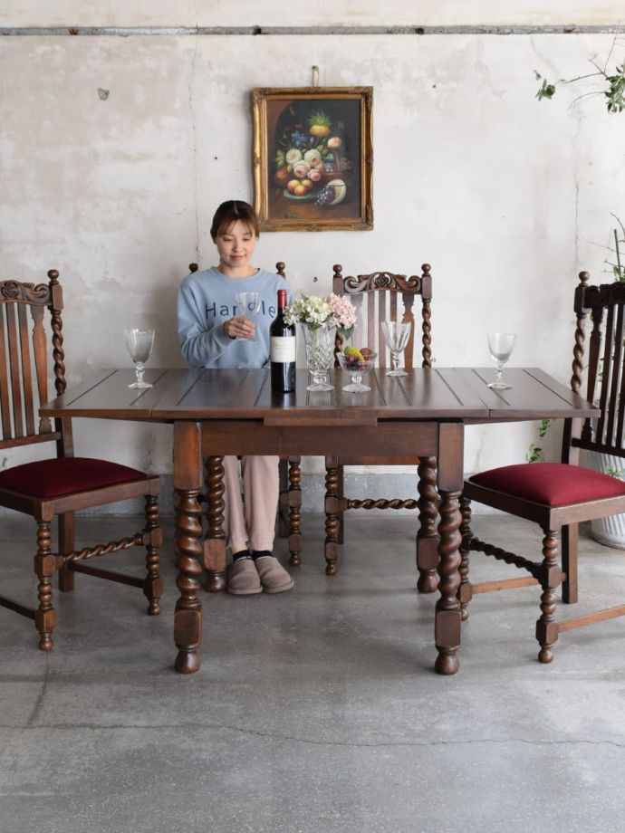 アンティークの伸長式テーブル