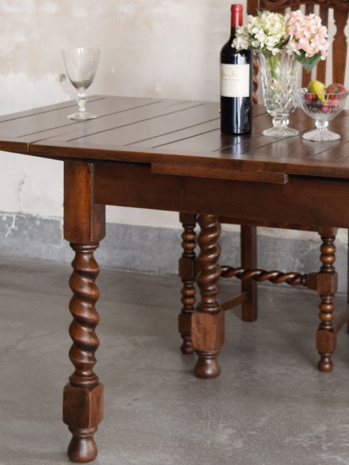 伸長式のおしゃれなアンティークテーブル