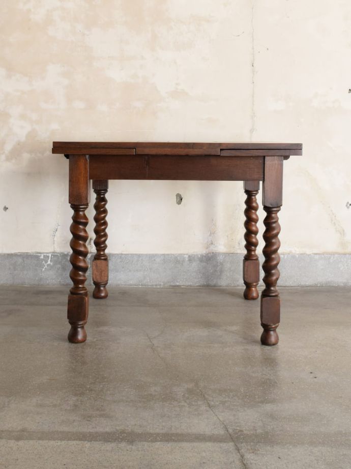 伸長式テーブルの側面