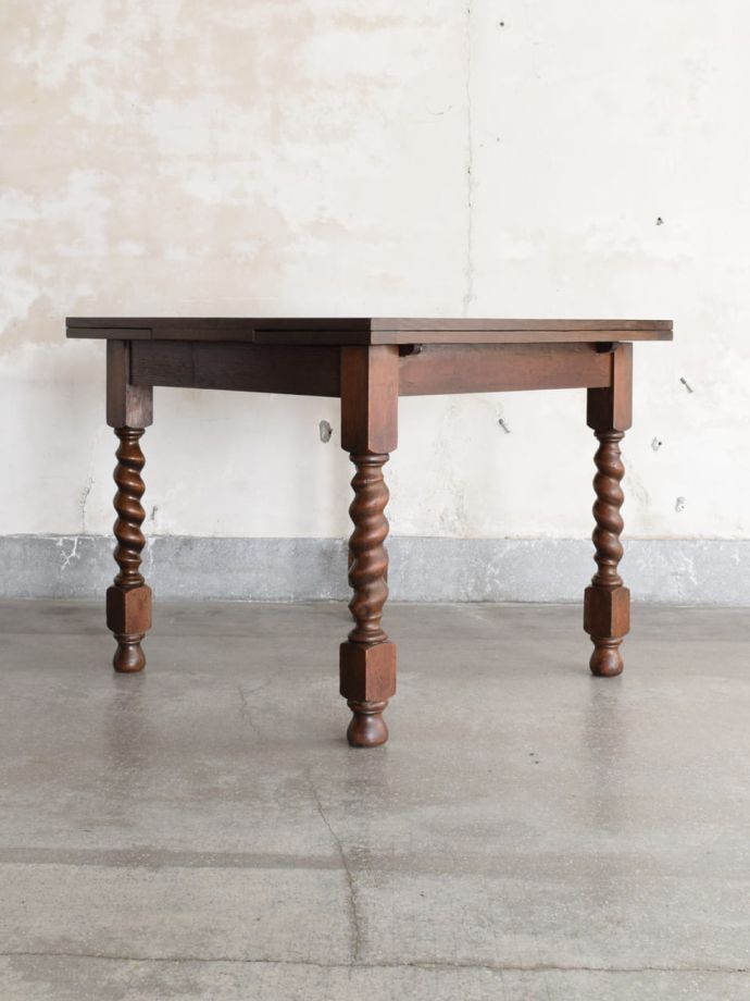 ドローリーフテーブルの横顔