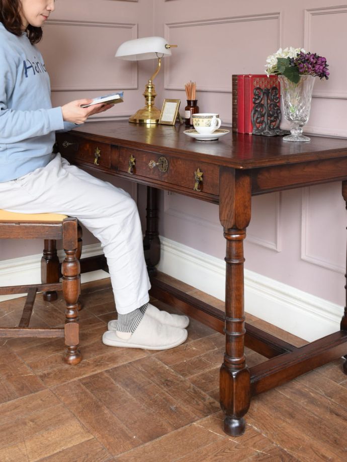 アンティークの書斎机で楽しむ贅沢な時間