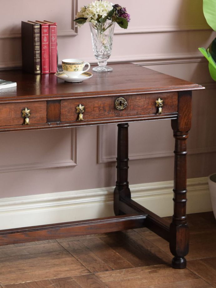 アンティーク家具らしさが漂うデスク