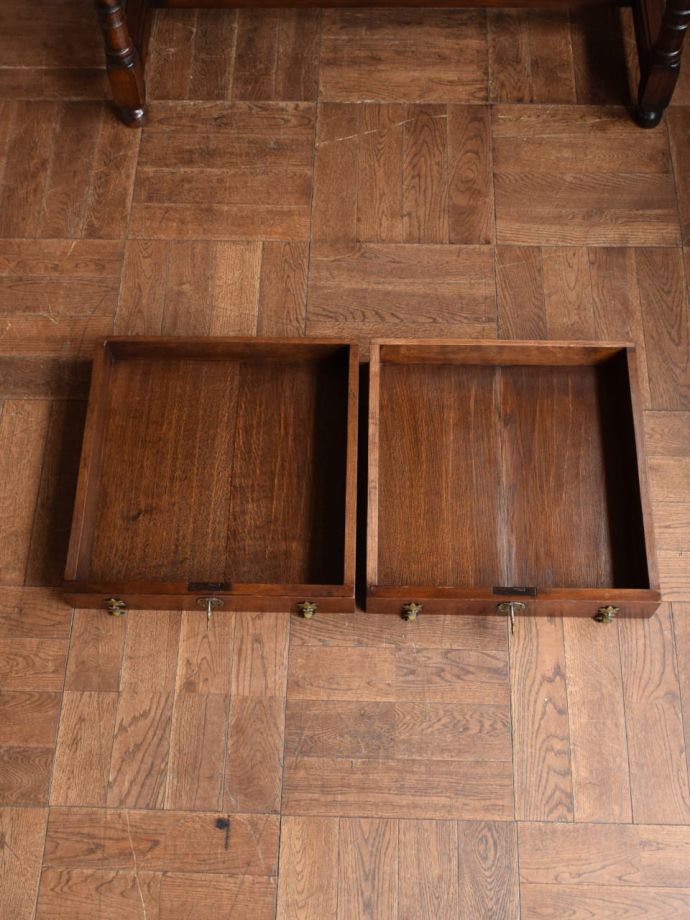 アンティークデスクの引き出し