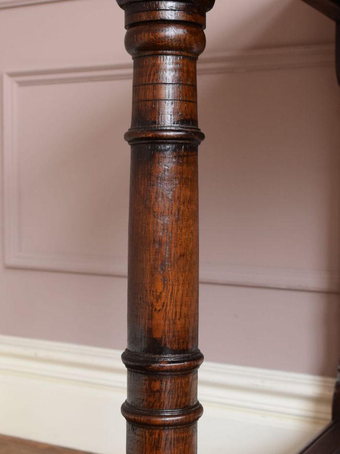 英国アンティーク家具らしい装飾