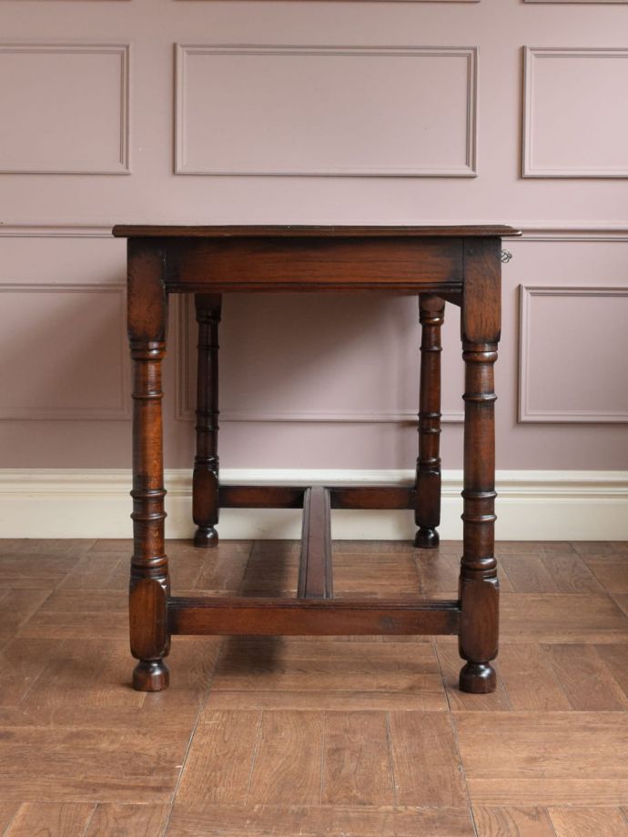 書斎デスクの側面