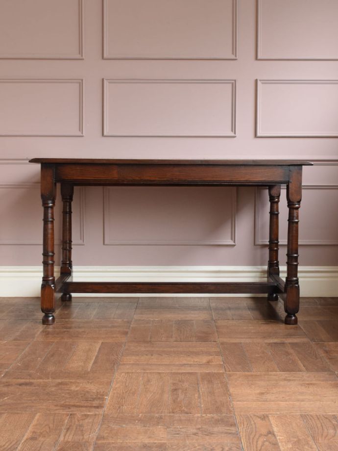 アンティークデスクの後ろ姿