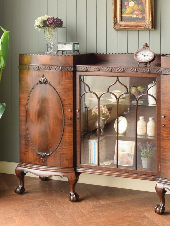 アンティーク家具らしさが漂うキャビネット