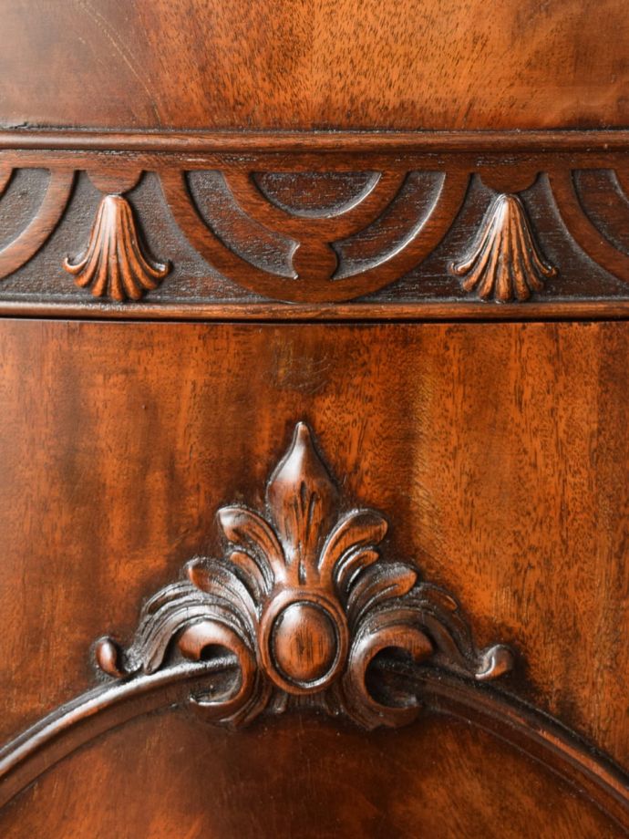 英国アンティーク家具らしい装飾