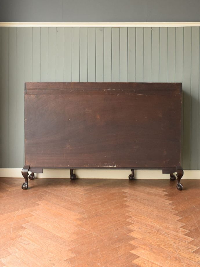 キャビネットの後ろ姿