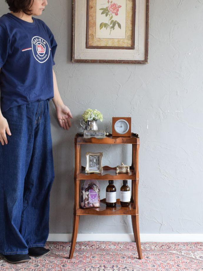 アンティークのオープンシェルフ