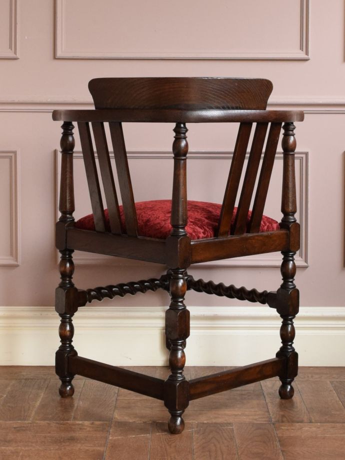 アンティークのコーナーチェアの後ろ姿