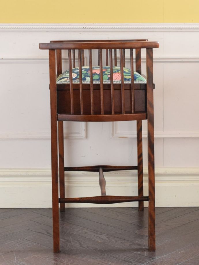 アンティークスツールの側面