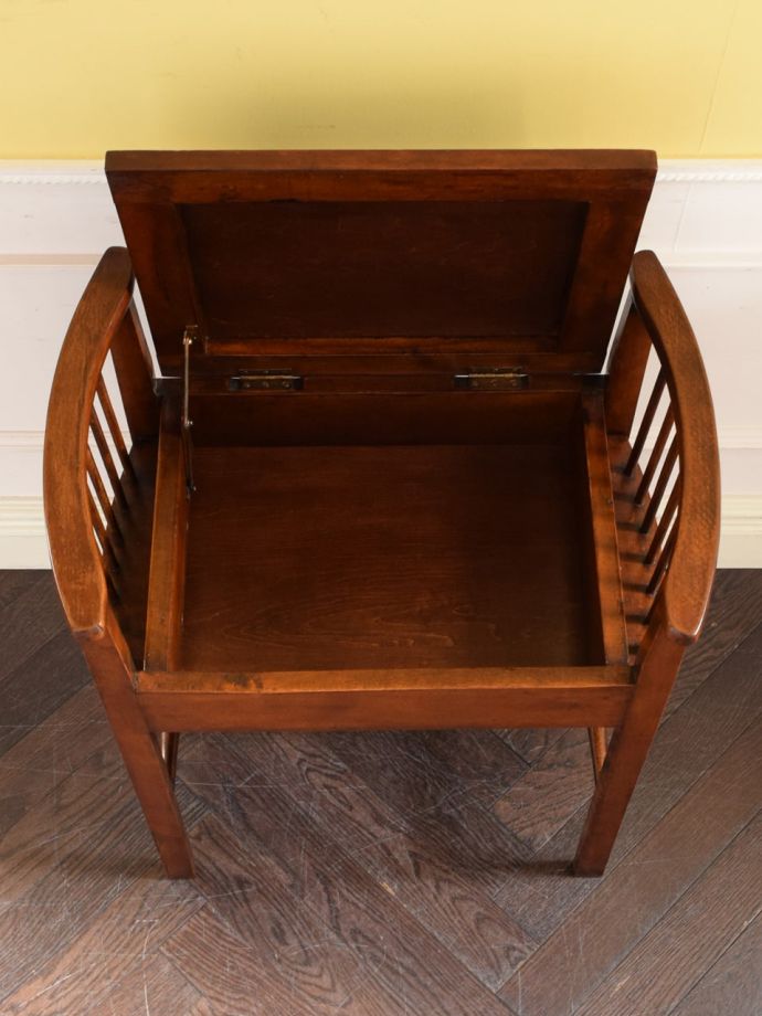 アンティークスツールの中