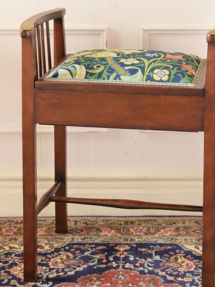 アンティークの椅子らしい美しい装飾