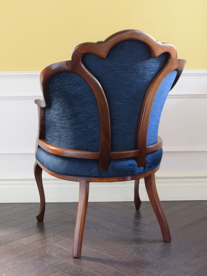 アンティークのパーソナルチェアの後ろ姿