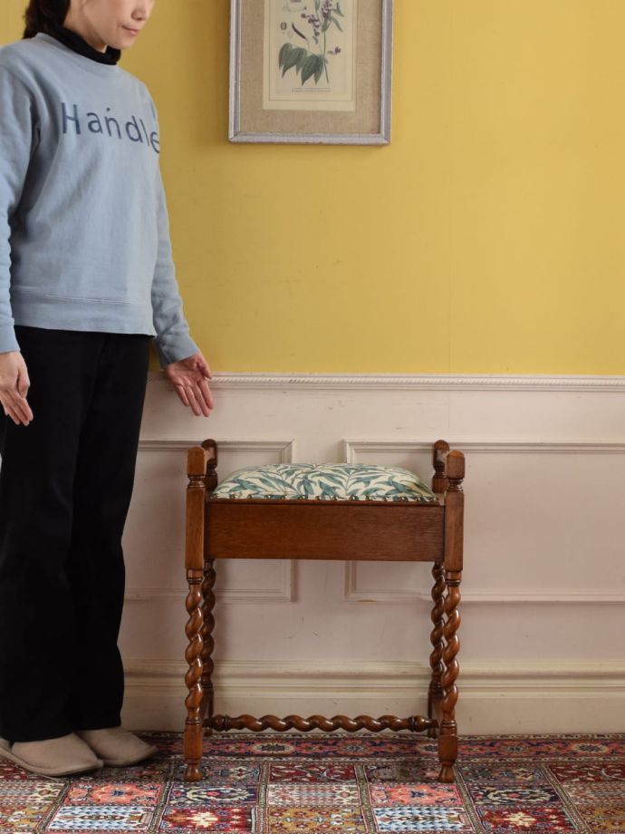 アンティークのスツール